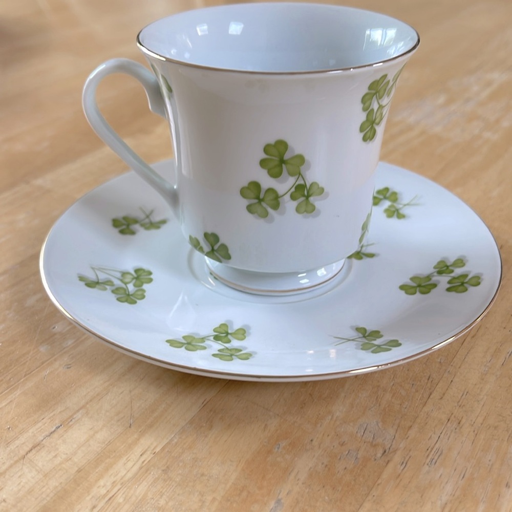 NEW Shamrock Gold Trim Tea Cup Saucer Set